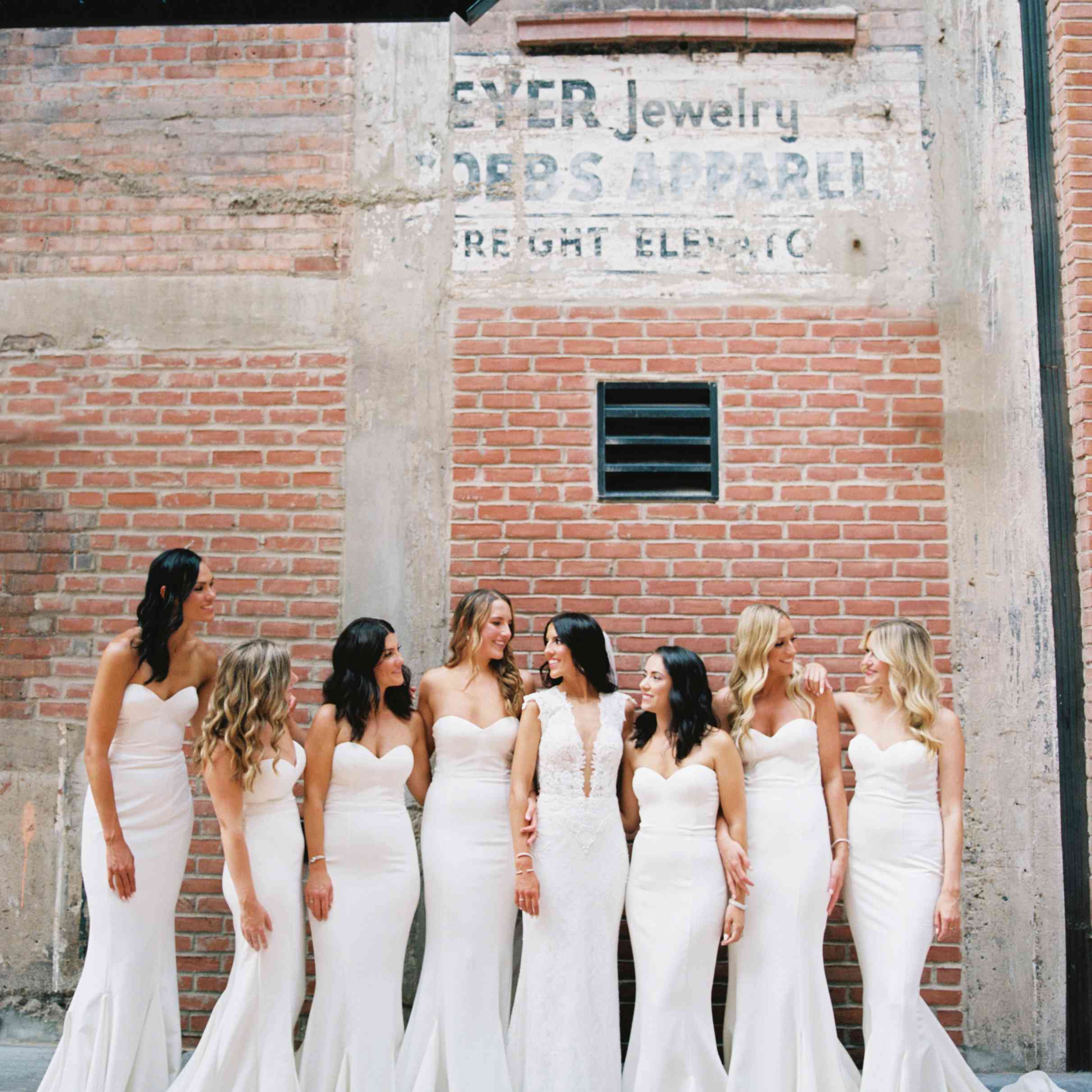 肖像她的伴娘新娘