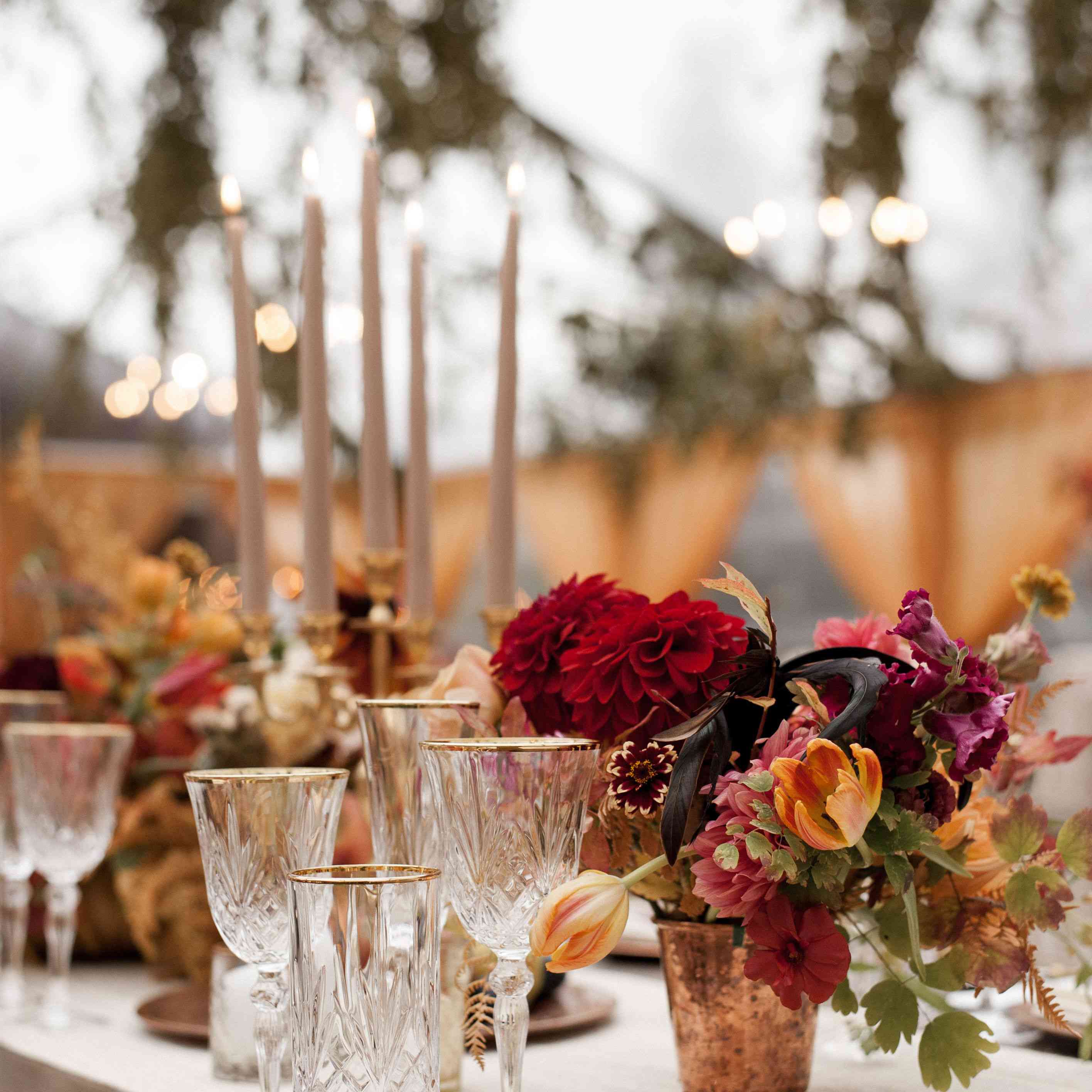 在接待台上的铜花瓶