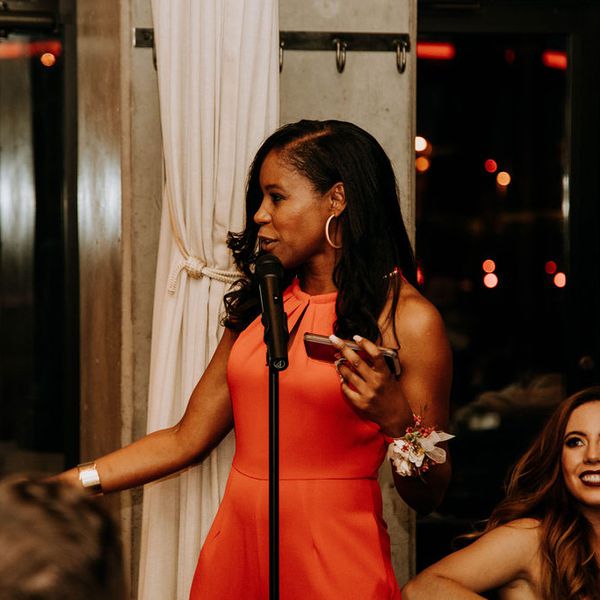 发表演讲的新娘的母亲