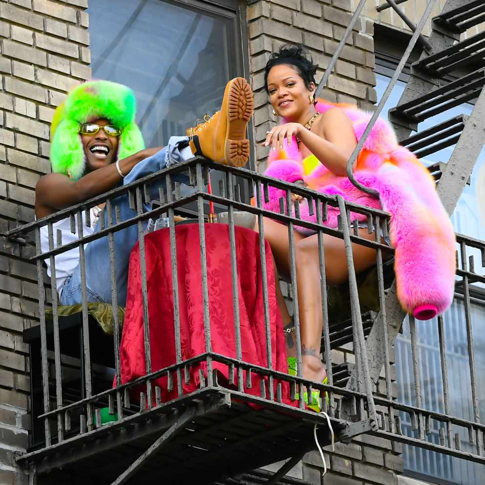 蕾哈娜和一个美元岩石晃动阳台。