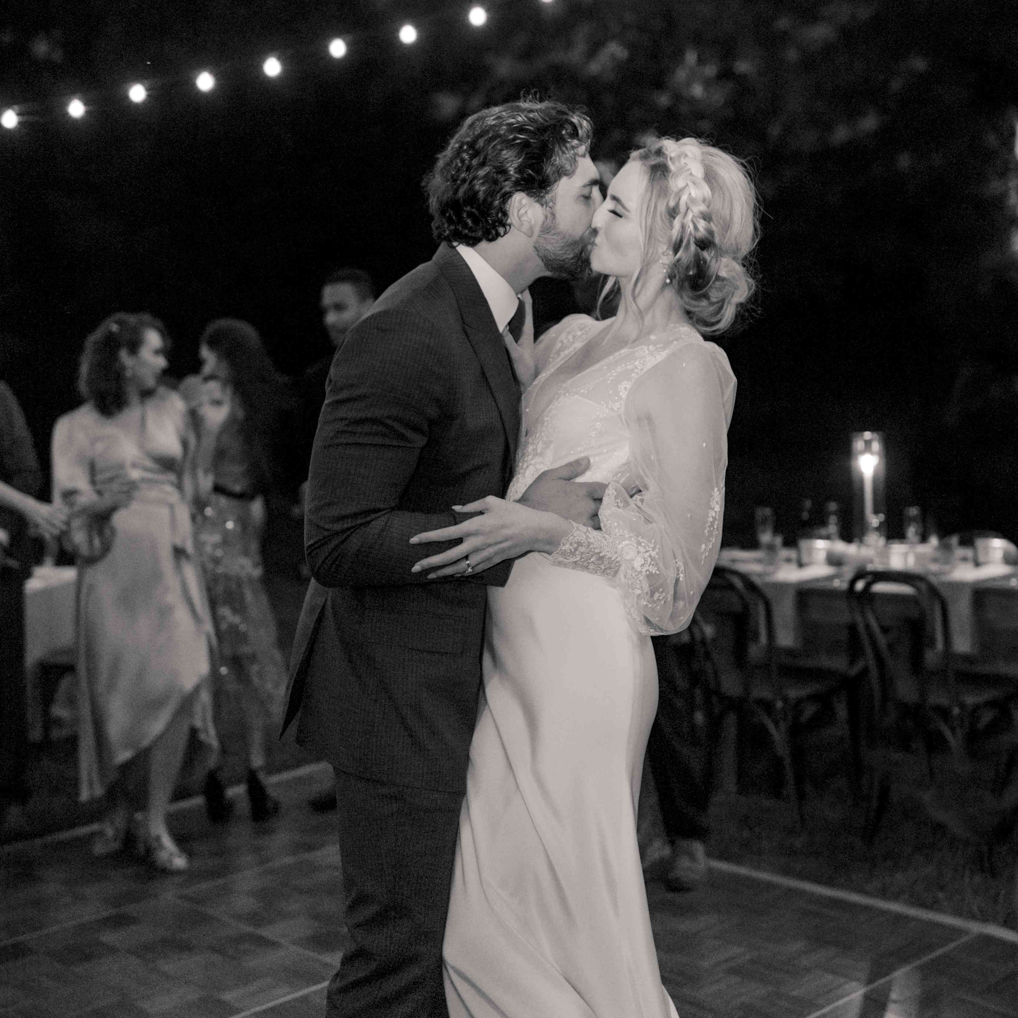 新娘和新郎接吻