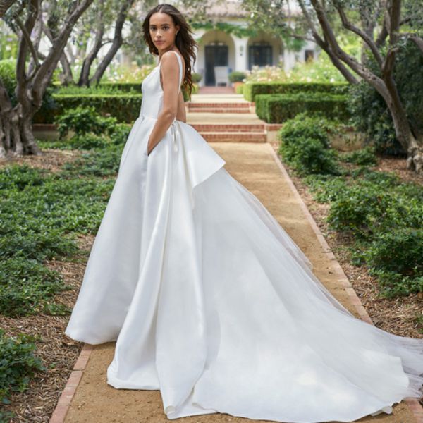 在白色球衣的模型有口袋的褂子婚礼礼服