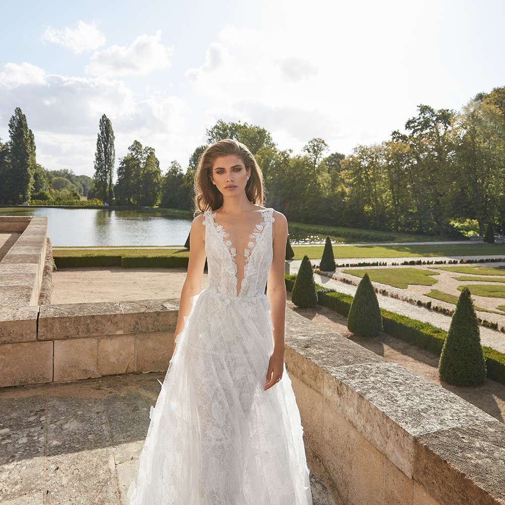 由Galia Lahav设计的花式白色婚纱