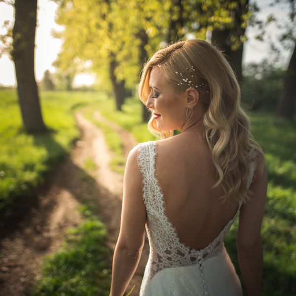 身着低胸礼服的新娘的背影