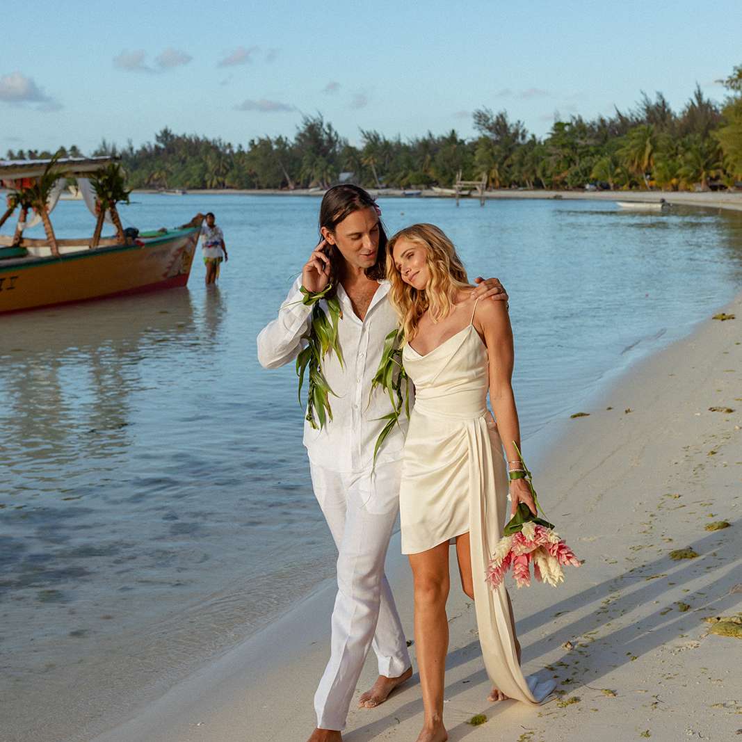 走在水边的夫妇