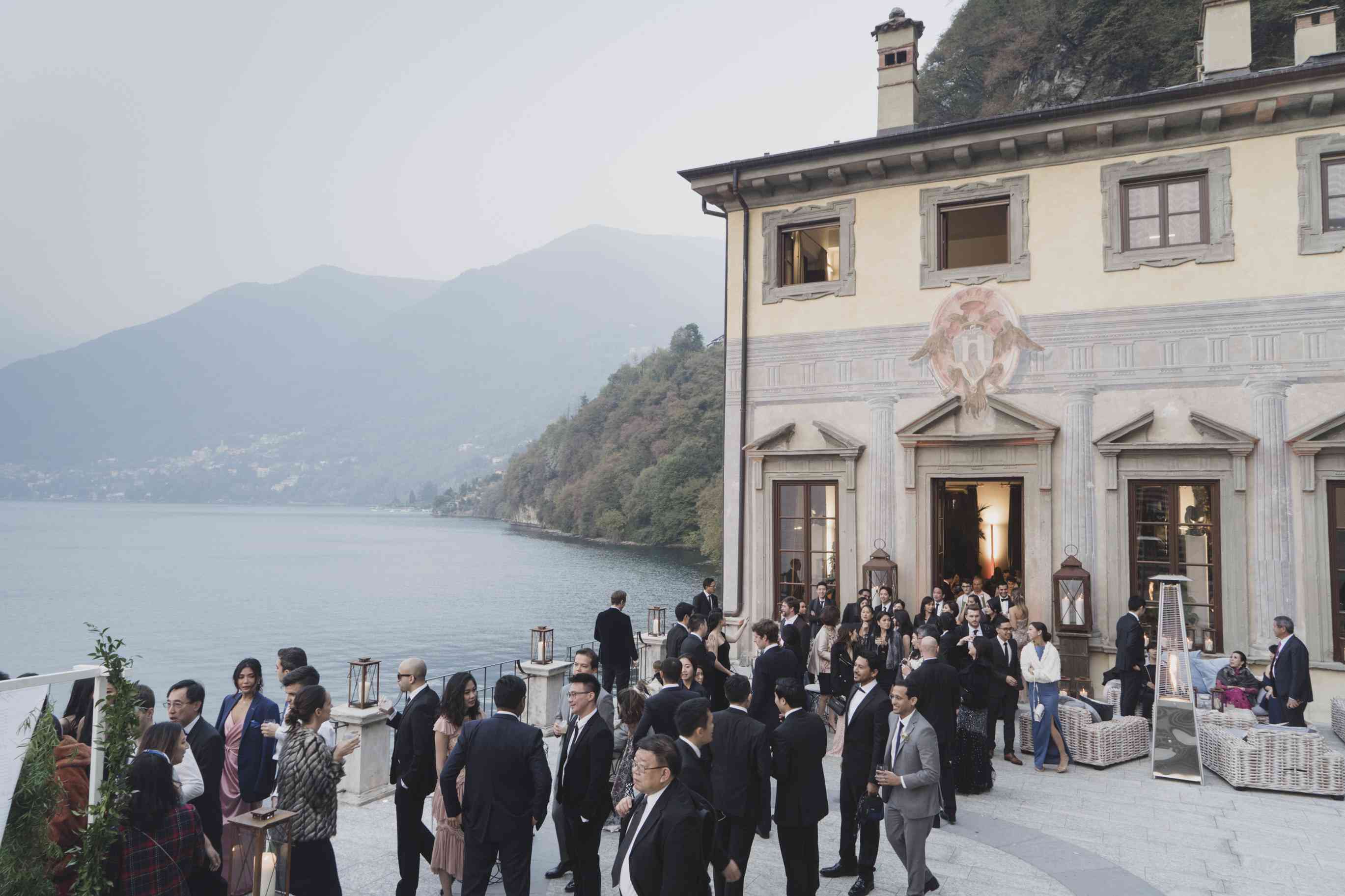 浪漫的科莫湖婚礼，户外鸡尾酒时间