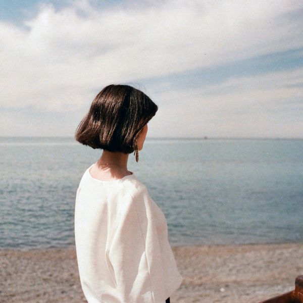 看着海洋的一个女人