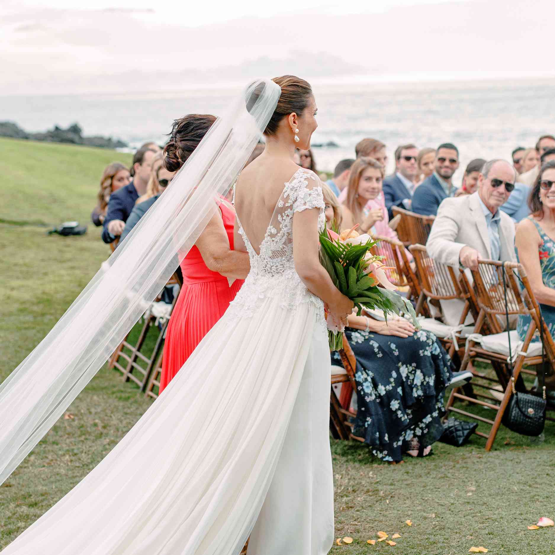 走在与母亲的走道的新娘