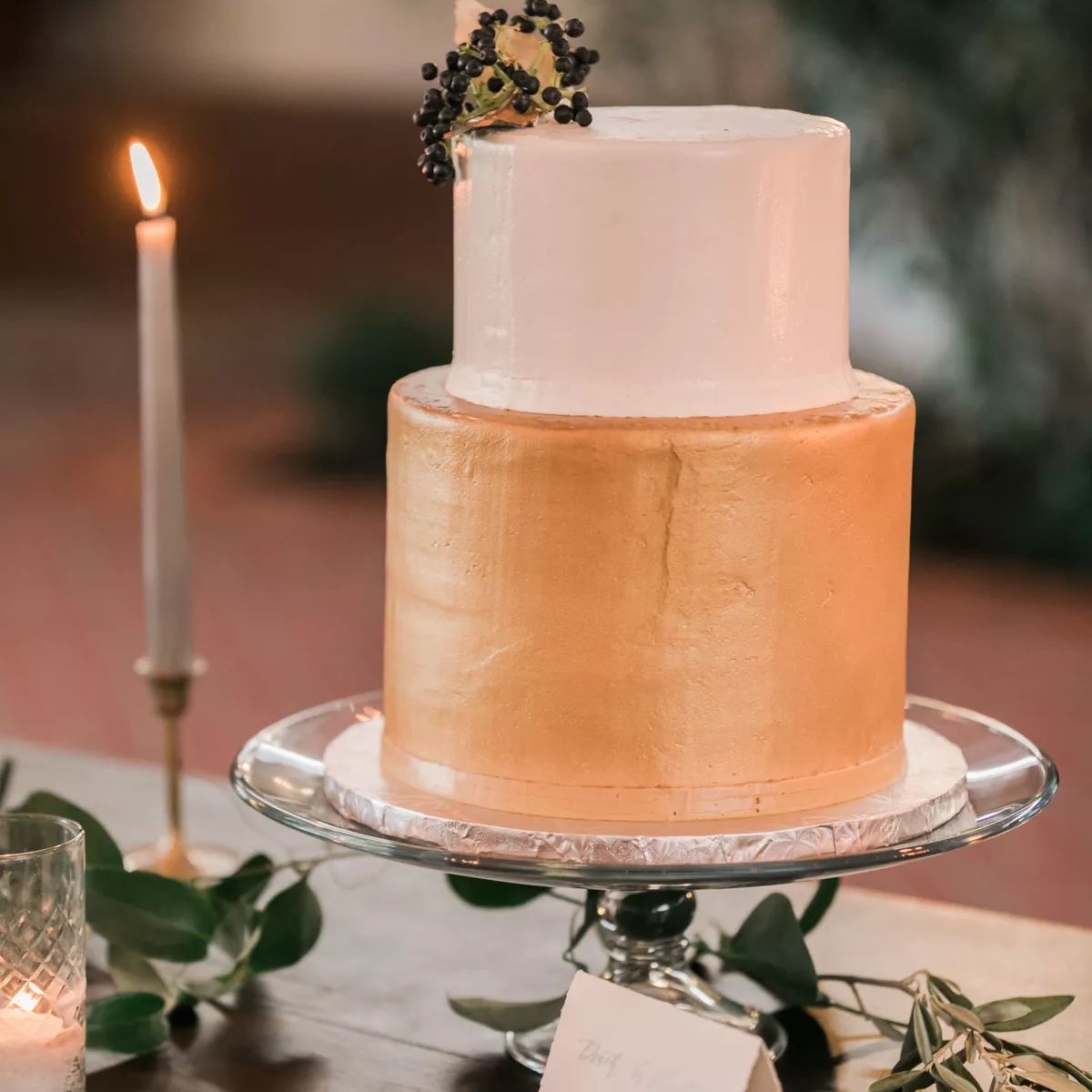 与金和白色的两位分层的婚宴喜饼