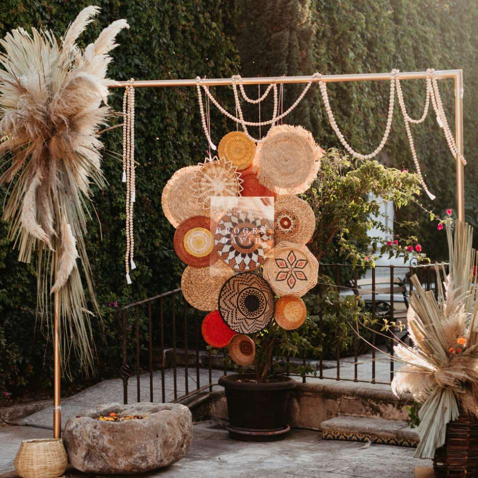 悬挂，编织盘和干棕榈树的背景