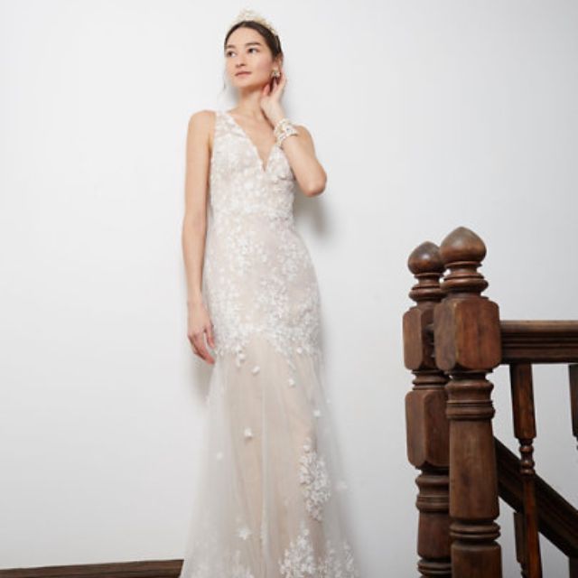 模特在透明花蕾丝礼服