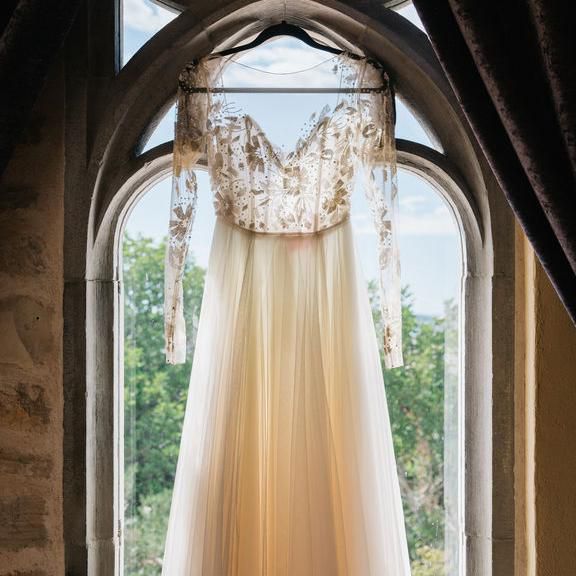 婚纱礼服与纯粹的顶部挂在窗前