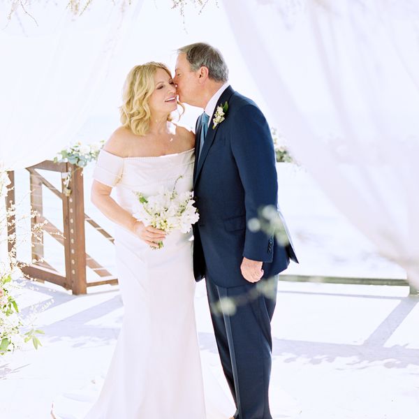 亲密的海滩婚礼，新郎亲吻新娘