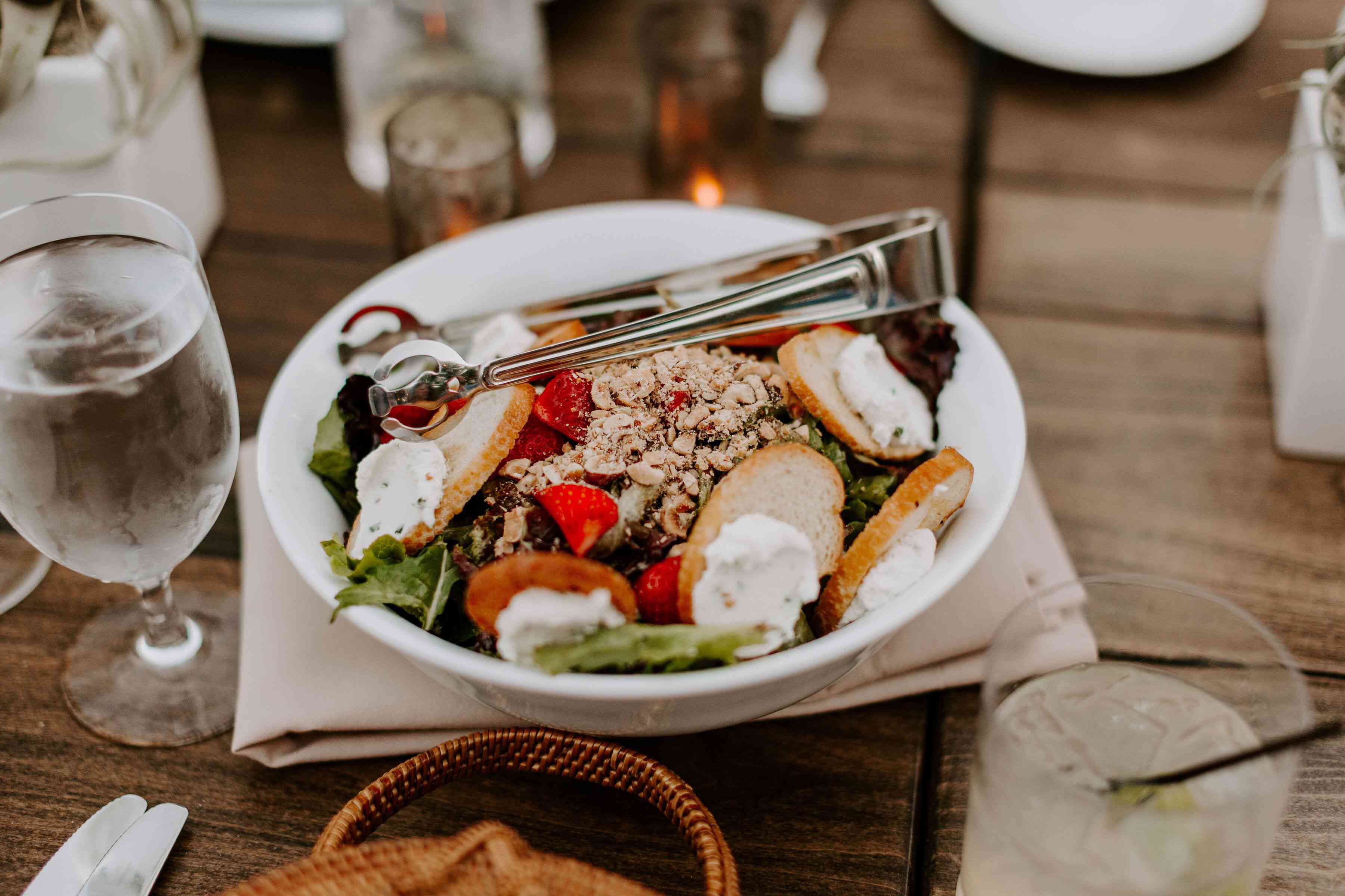 沙拉草莓和crostinis