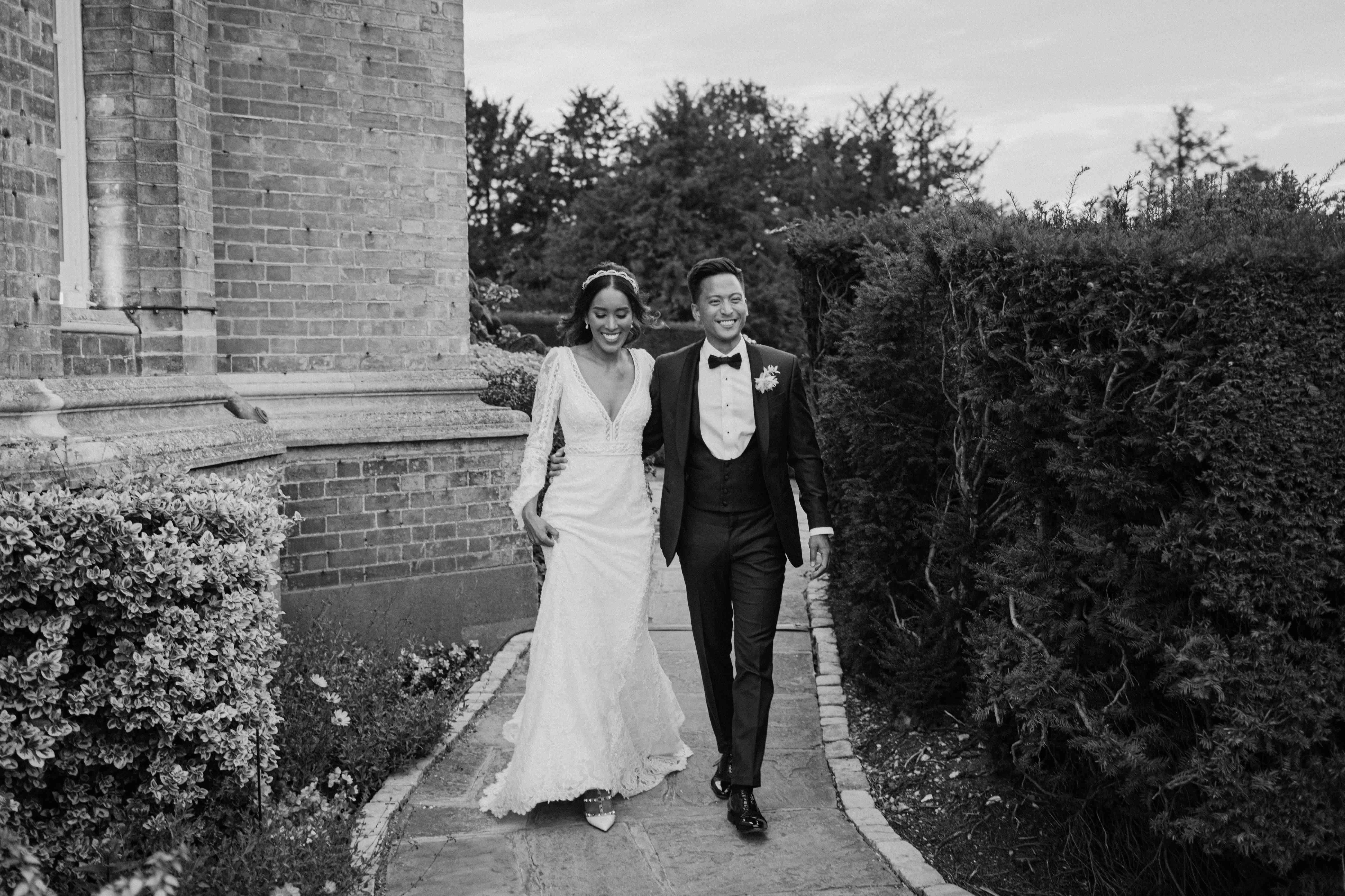 新娘和新郎在散步