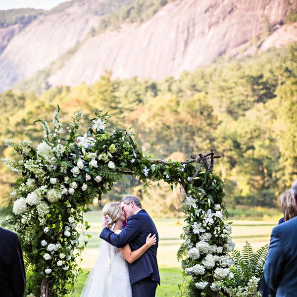 亲吻在祭坛的新娘和新郎