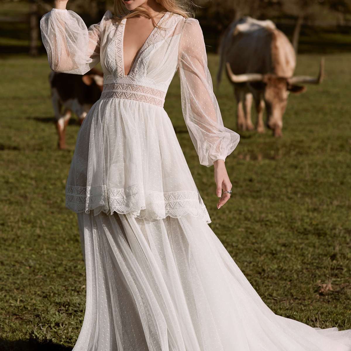 模特身穿深v领长袖裙，裙边有花边