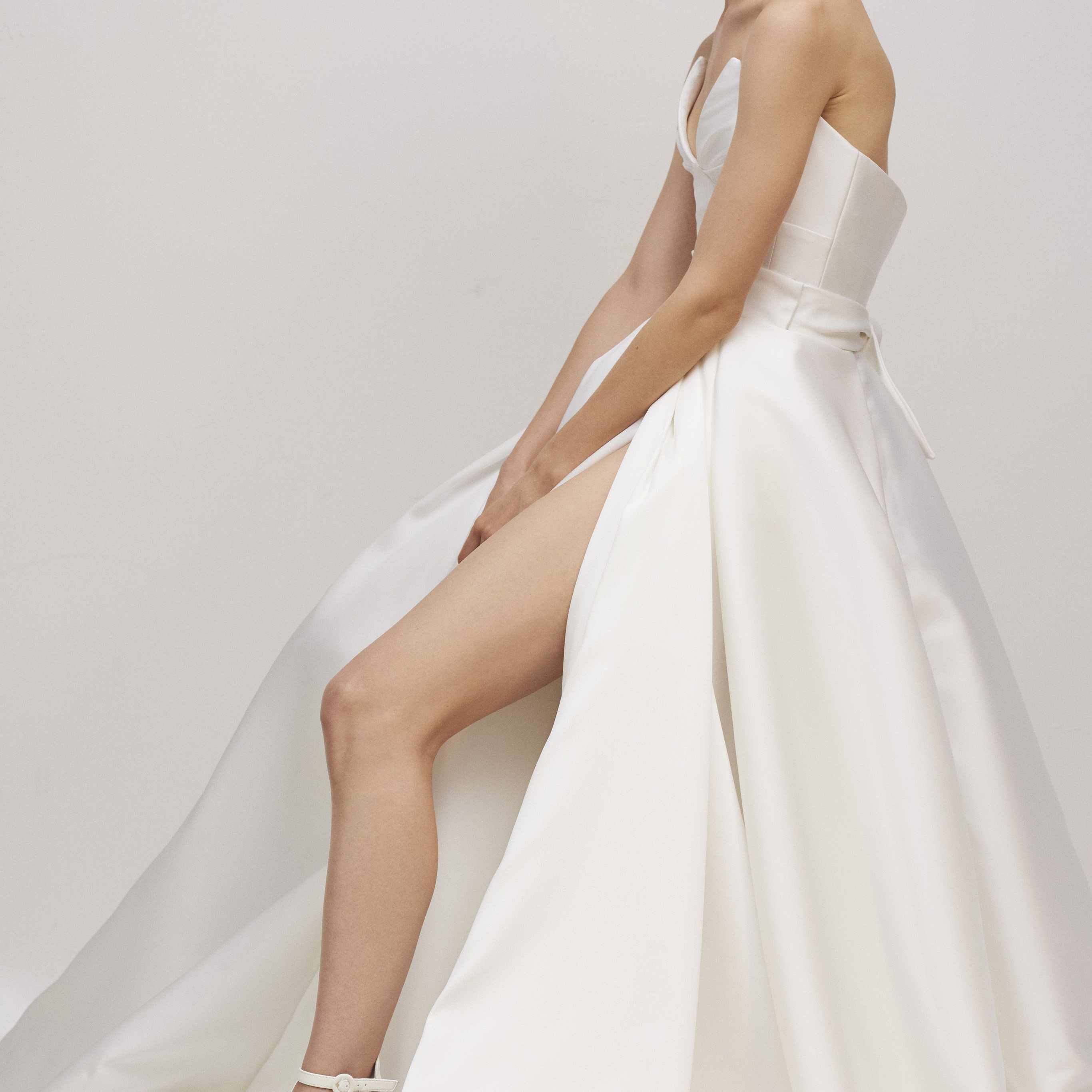 在与狭缝无带V领门槛长礼服模型