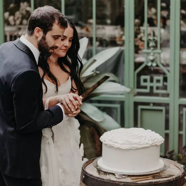 新娘和新郎在花园婚礼上切蛋糕