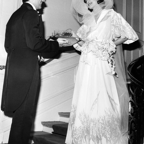 穿着迪奥1974年设计的婚纱的时装模特