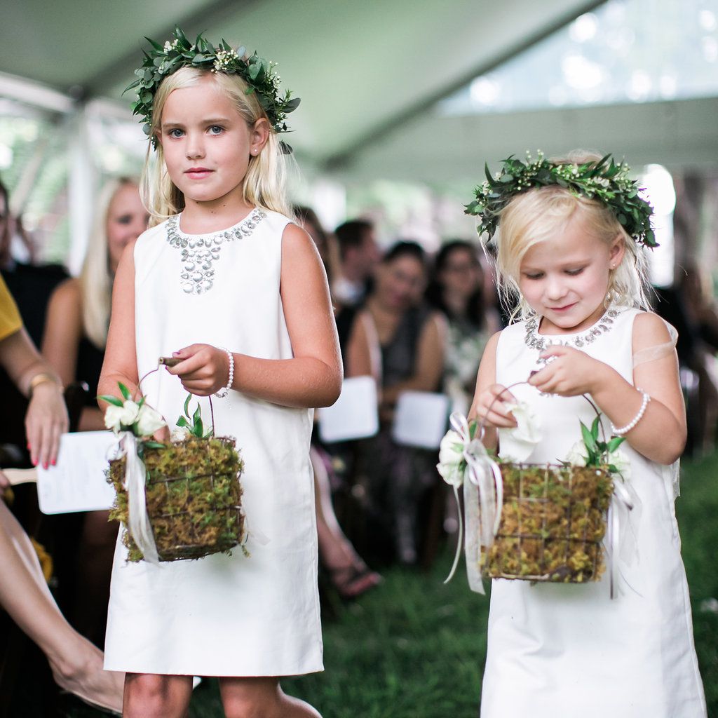 花女孩走下走道