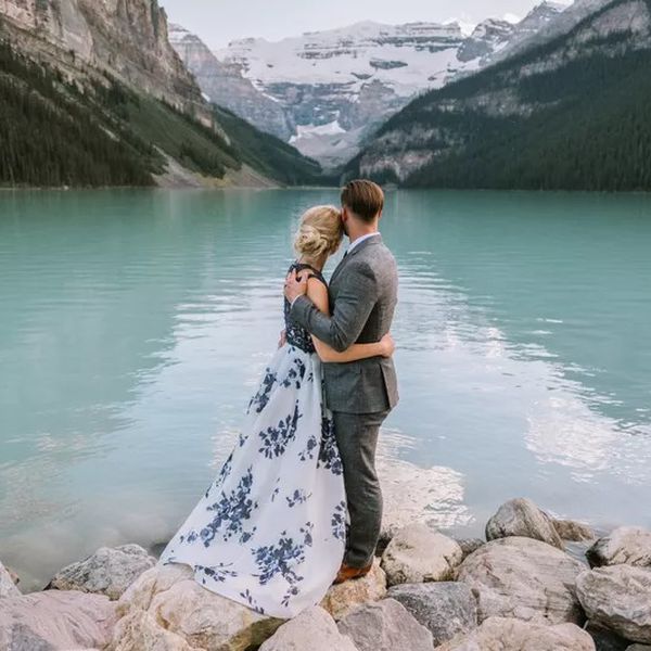 新郎和新娘在一个风景优美的地方私奔