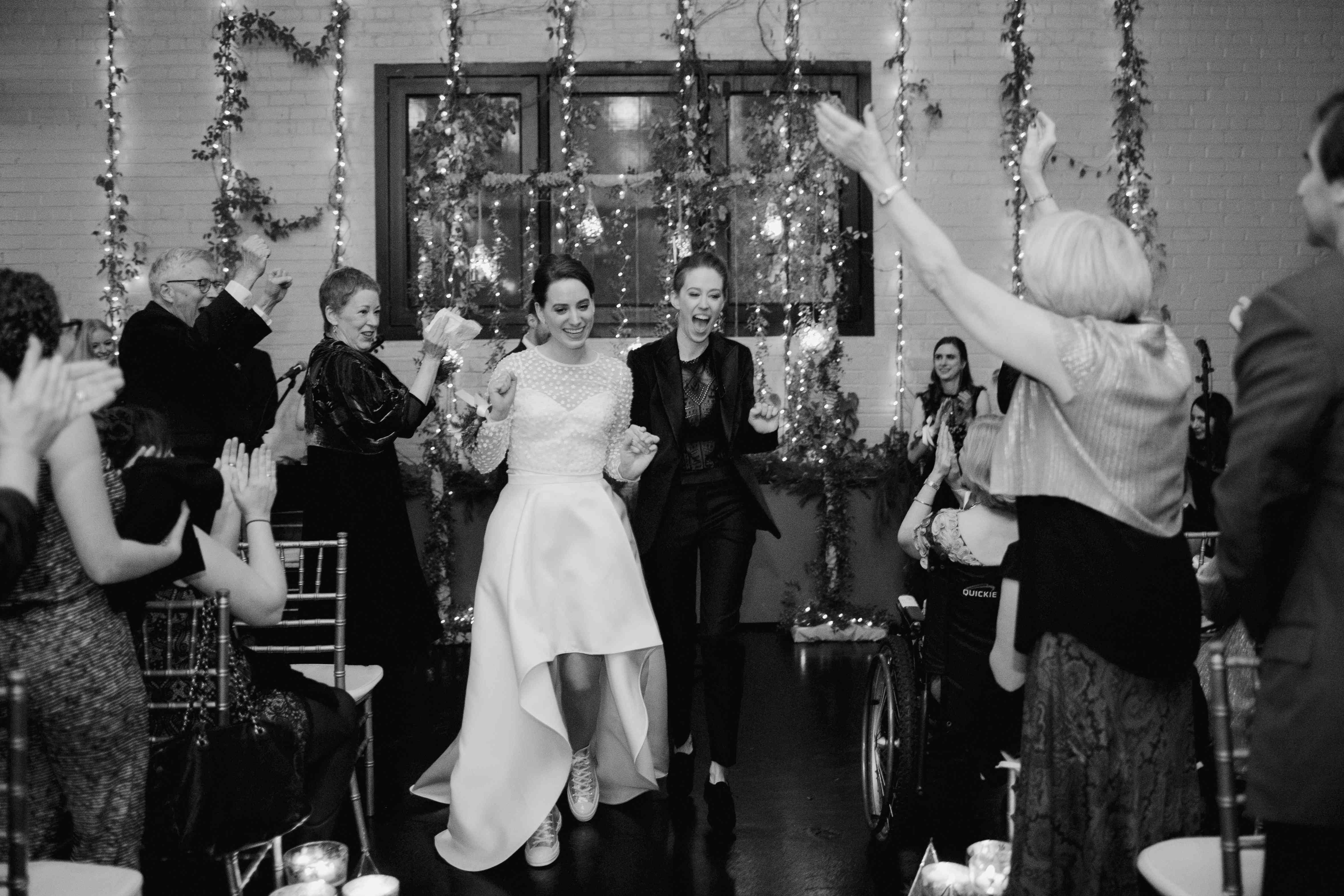 新娘休庭了过道“class=