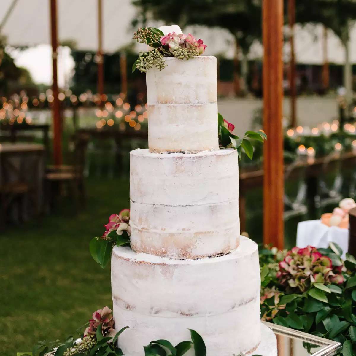 镜子上的高半裸婚礼蛋糕