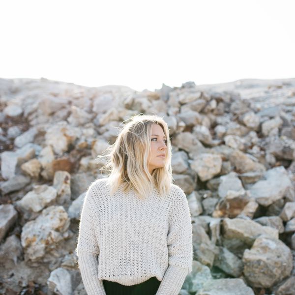 眺望远方的妇女