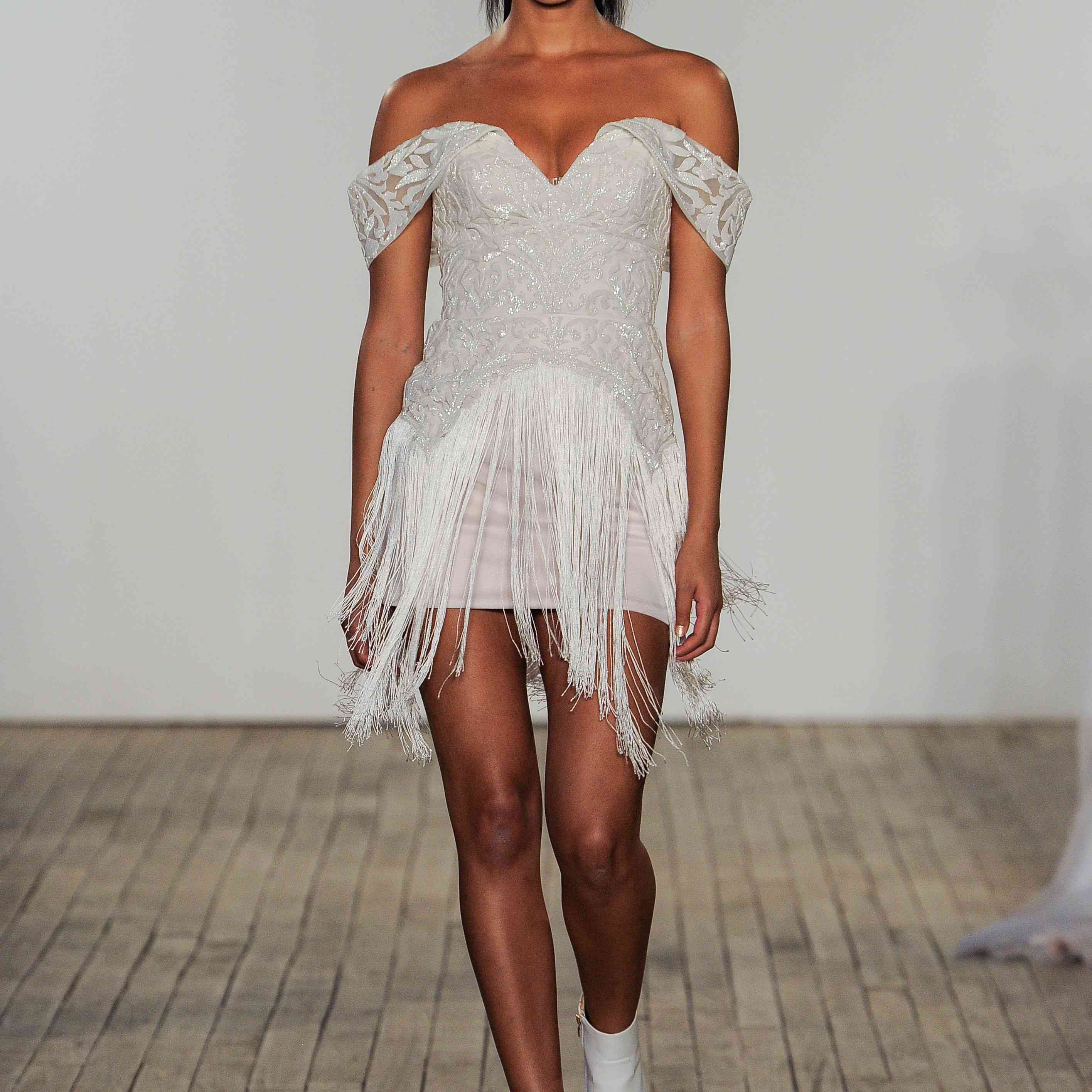 海莉·佩奇婚纱