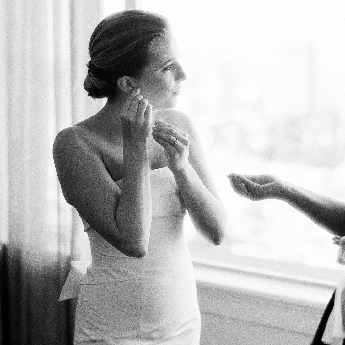 新娘准备婚礼耳环