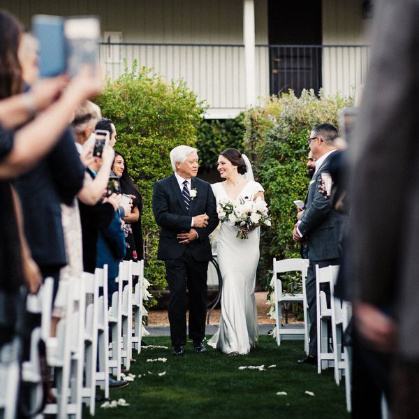 新娘和父亲一起走过红毯