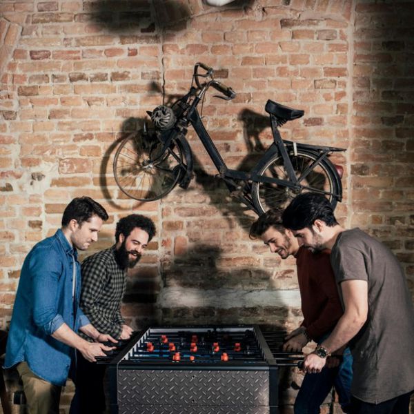 四个家伙在玩桌上足球