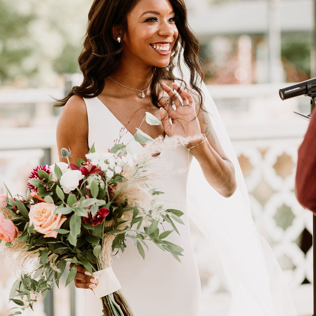 关闭在她的誓言期间的新娘