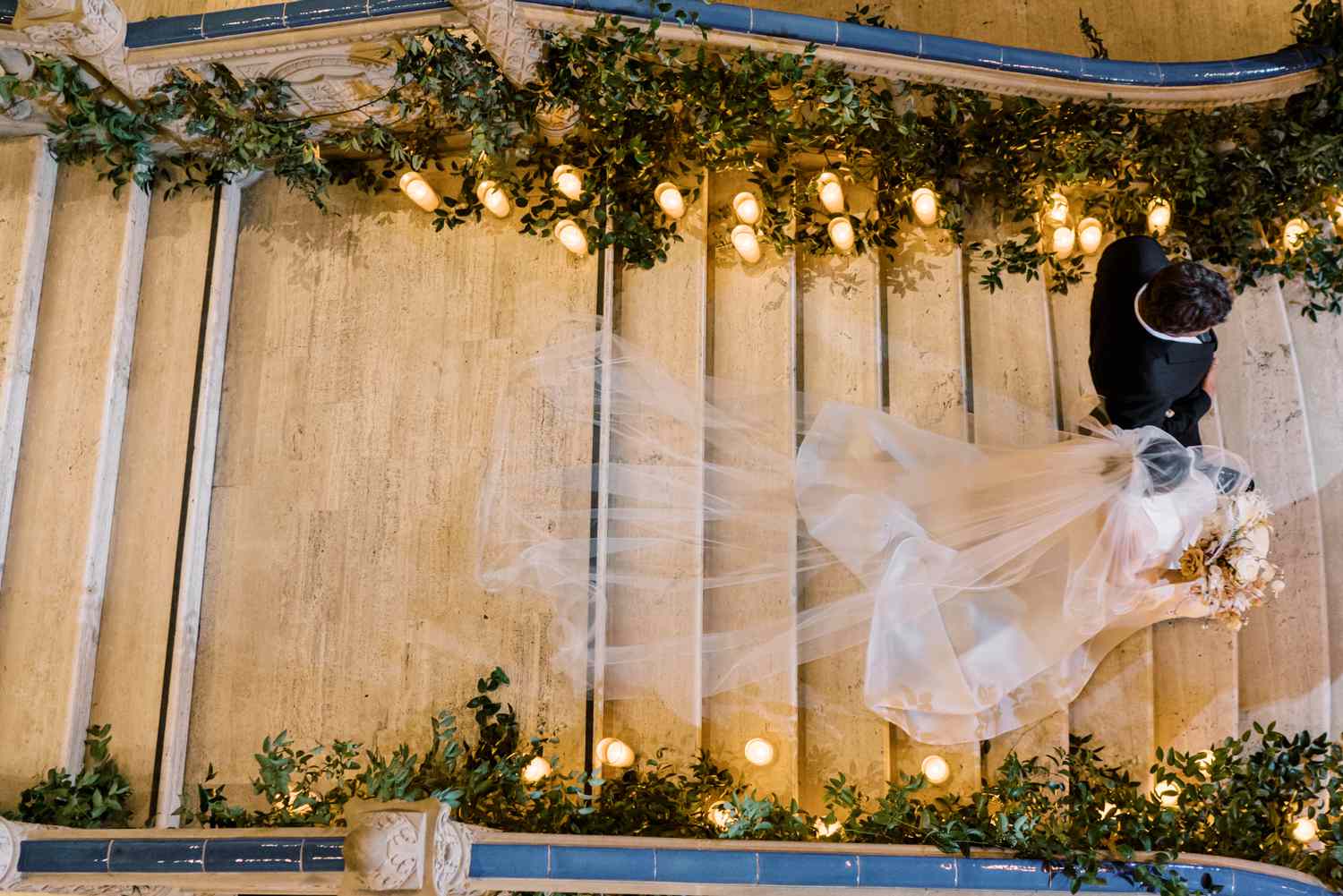 新娘和父亲走下楼梯