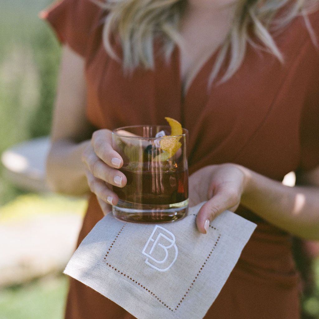 签名鸡尾酒和定制餐巾纸