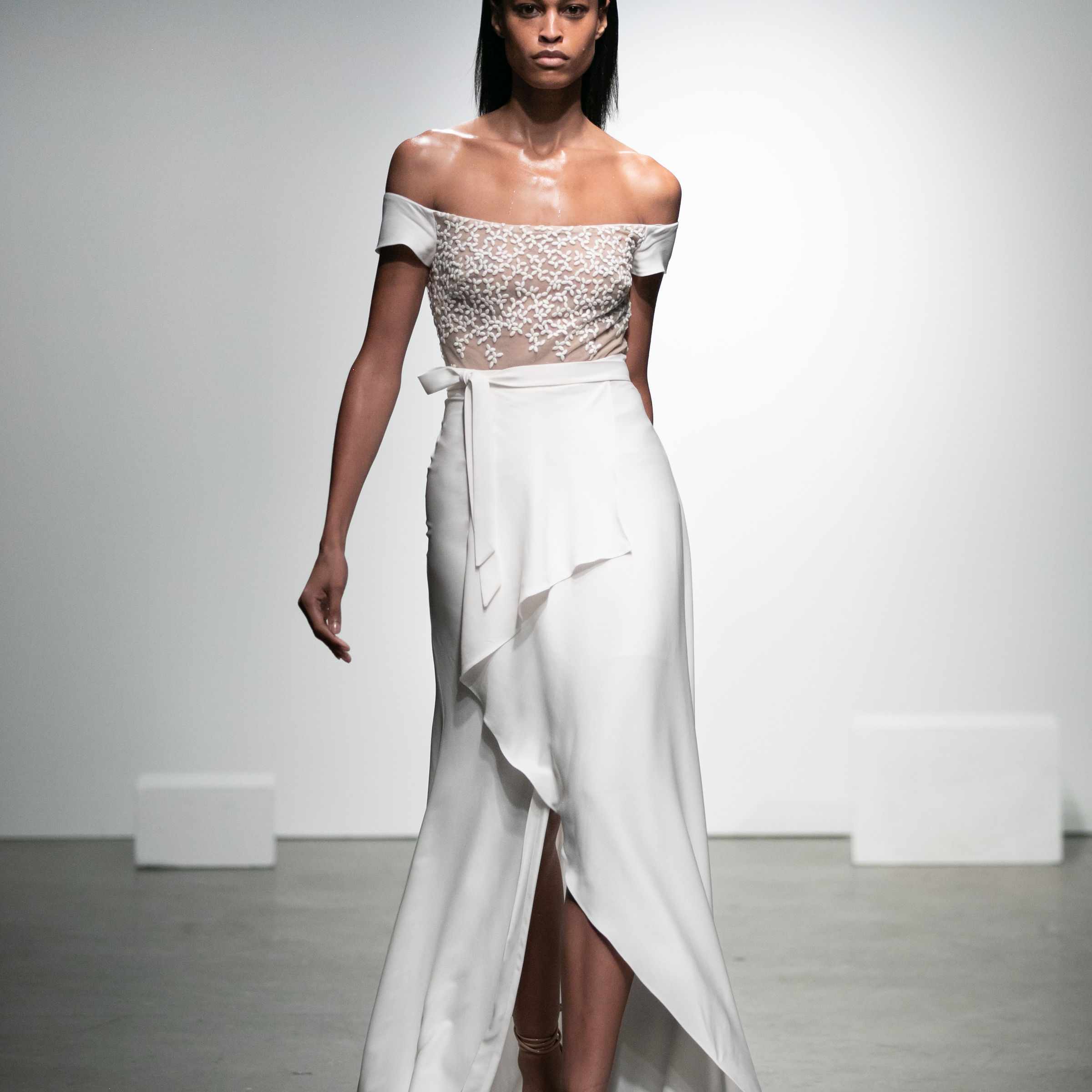 模型场外的肩裹裙效果花卉刺绣薄纱