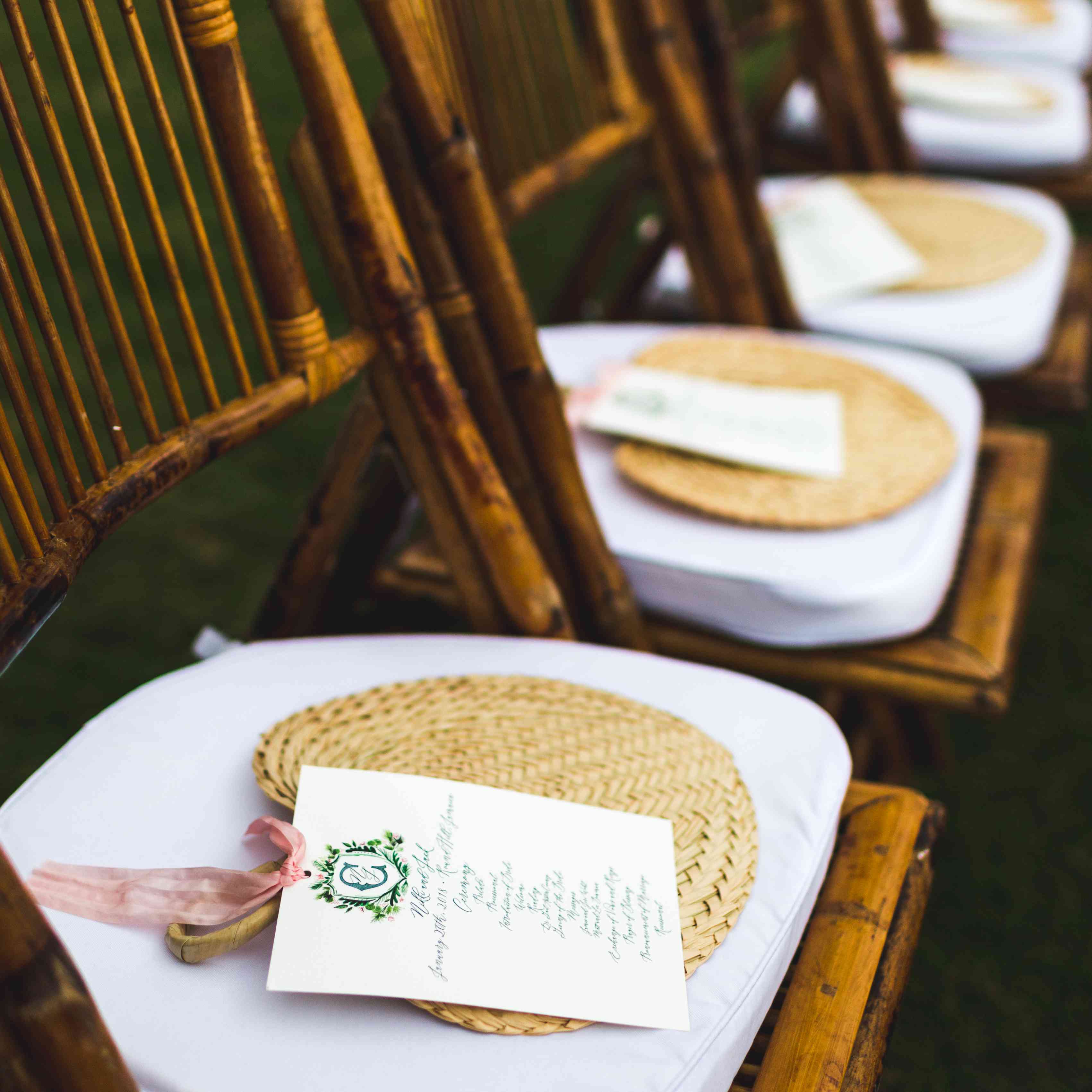 <p>竹椅和编织风扇</p>