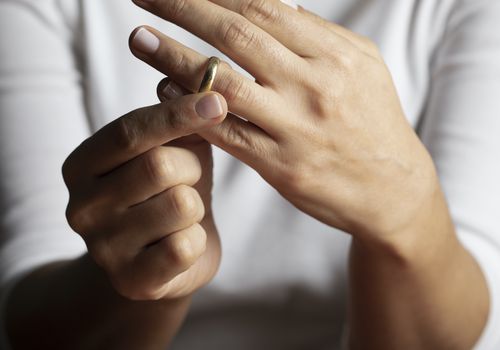 女人摘下结婚戒指