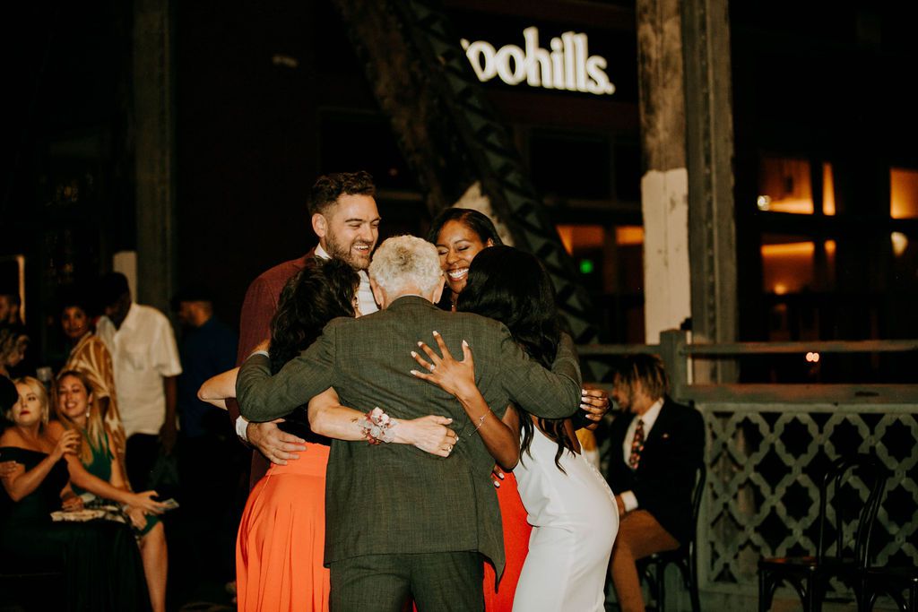 新娘和新郎与他们的父母跳舞