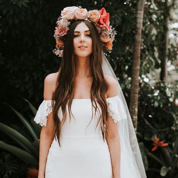 松散的波浪和弗里达·卡罗启发的花冠