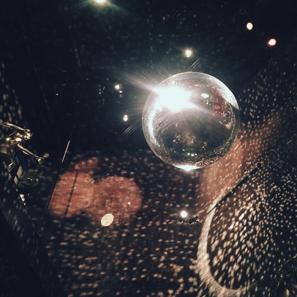 <P>迪斯科球在夜总会</ P>