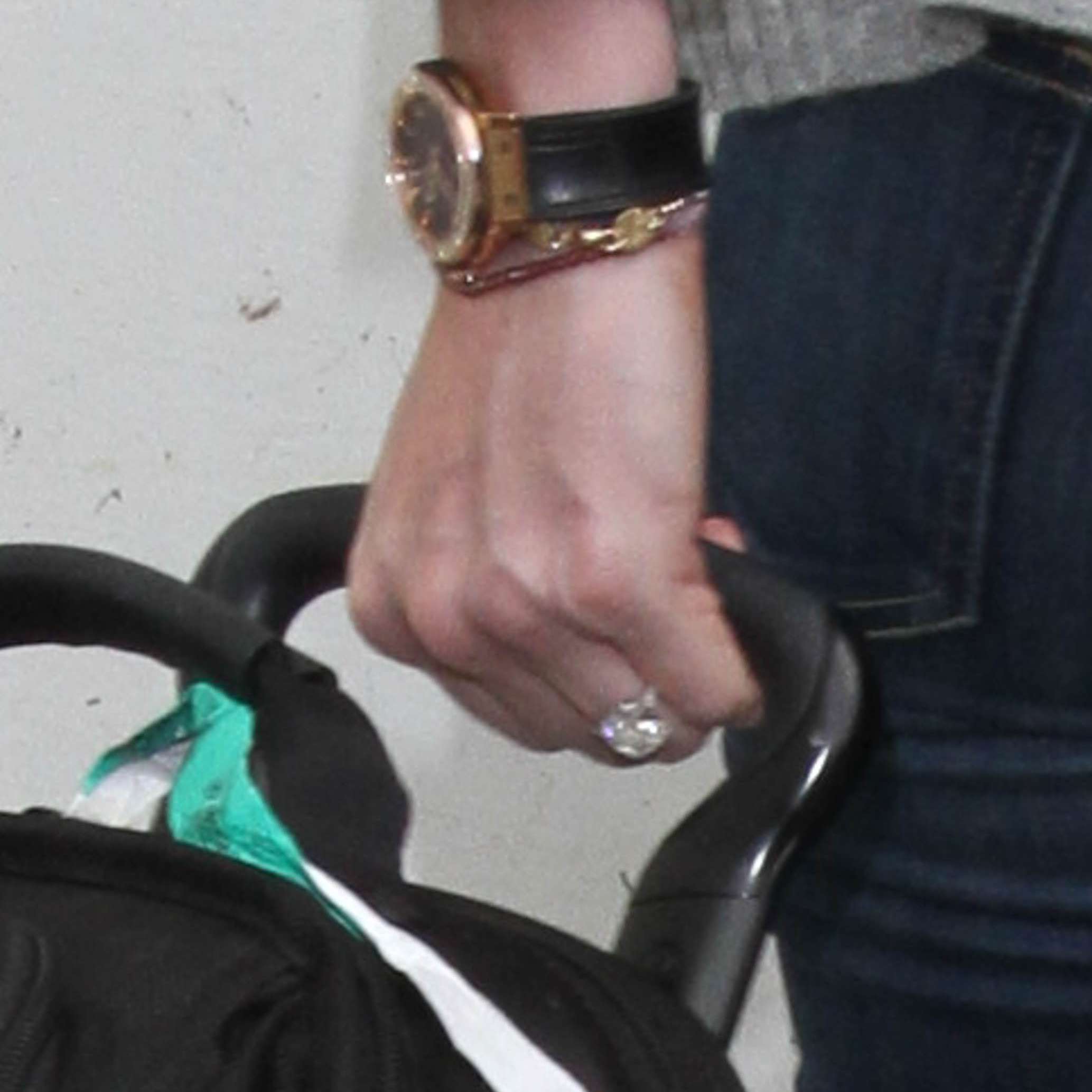 艾琳·安德鲁的订婚戒指188bet官网88bet官网＂class=