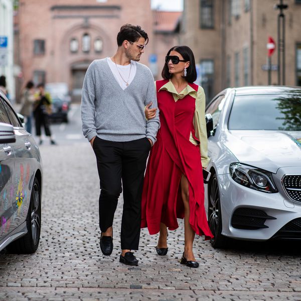 一对夫妇在街上认真地看着对方