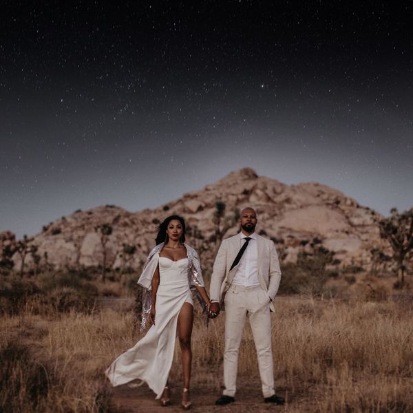 站在夜空下的情侣