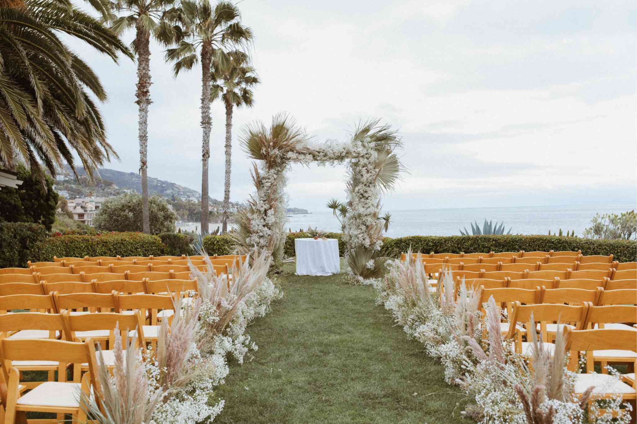 Chuppah覆盖在潘帕斯草，干棕榈叶和婴儿的呼吸