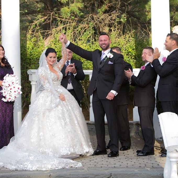 珍妮& # 34;JWoww& # 34;2015年，法利和罗杰·马修斯结婚时穿的是Ysa Makino定制蕾丝拖尾礼服