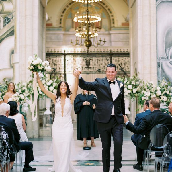 这对夫妇沿着过道休息