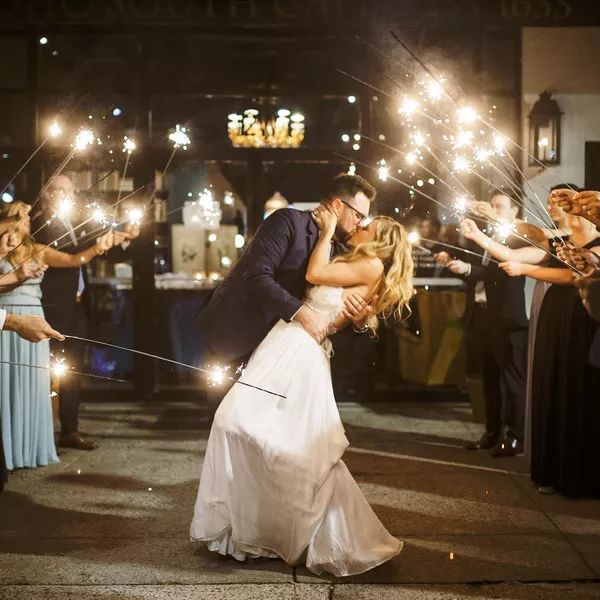 情侣在sparkler退出时接吻