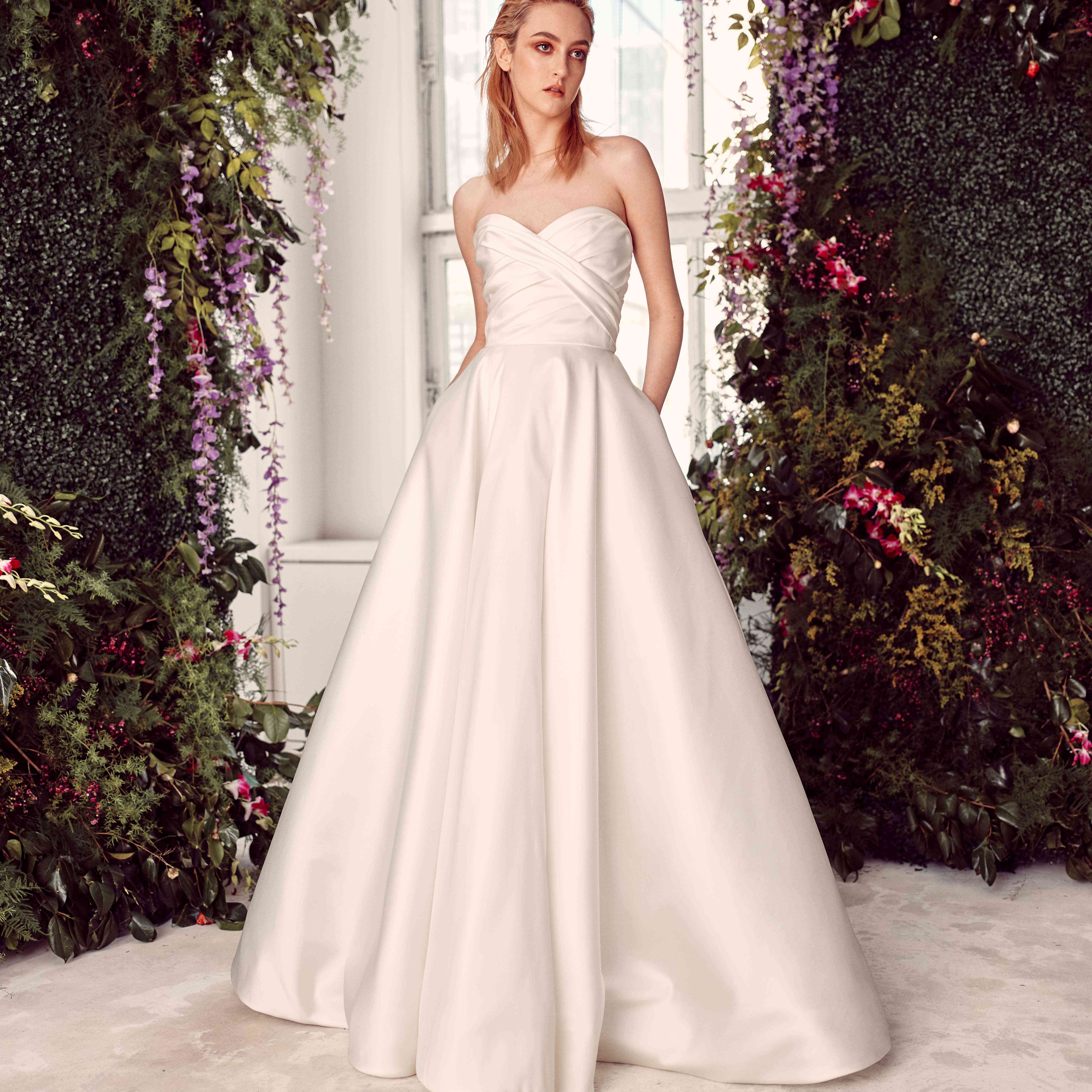 在口袋露肩甜心长礼服型号